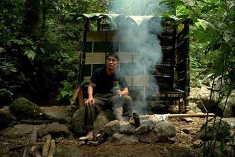 Build a shelter in the forest, hunt fish and cook wild bananas, and stay overnight