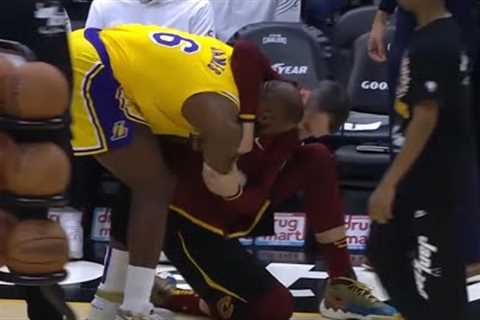Kevin Love Headlocks LeBron After He Dunks on Him 😂