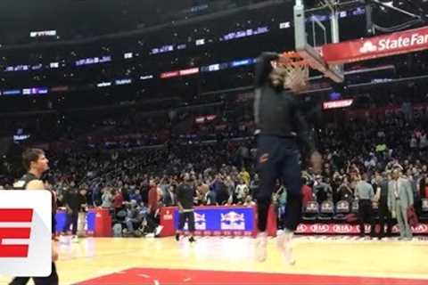 LeBron James teases what his dunk contest might look like during pregame warmups | ESPN