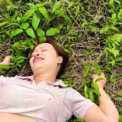 girl survival in the deep goes alone into the forest to pick vegetables to sell farm daily life