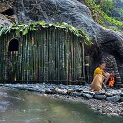 Build a sturdy bamboo shelter next to a big river   Bushcraft survival and catching fish