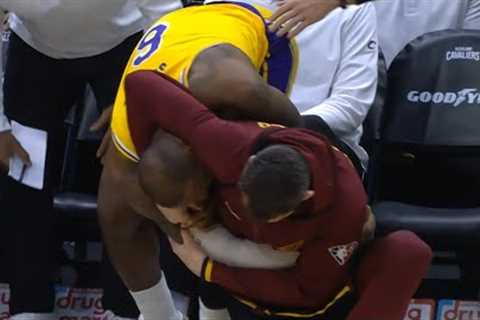 Kevin Love puts LeBron James in a headlock for dunking on him 🤣