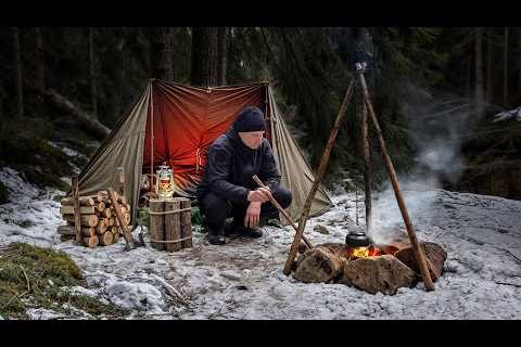 2-Day Solo Winter Camping | Survival in a Snowy Forest, Sub-Zero | Bushcraft Shelter