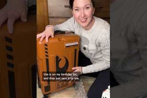 Unboxing a gift from Star Wars for Star Wars Celebration Japan!