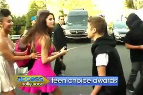 Justin Bieber y Selena Gomez en el backstage de los Teen Choice Awards 2O12
