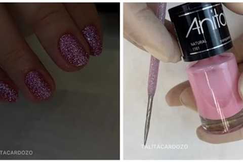 Red-pink manicure with talitacardozo glitter