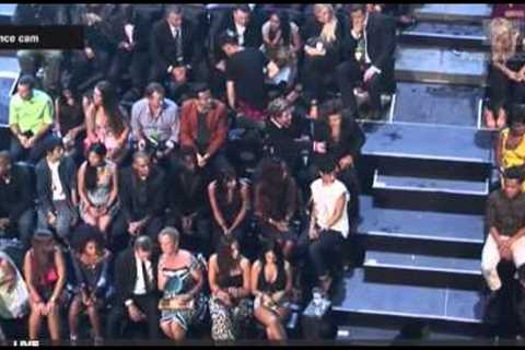 1D WHILE DRAKE WAS PERFORMING + DURING COMMERCIAL BREAK