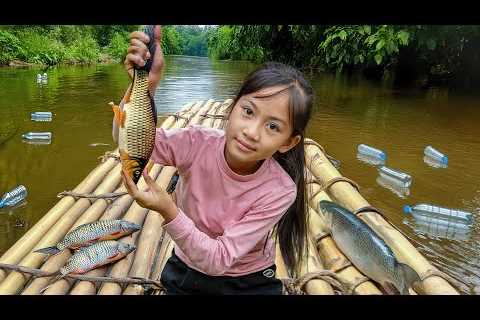 Poor Girl Uses Plastic Bottles to Catch Big Fish – Amazing Survival Skill