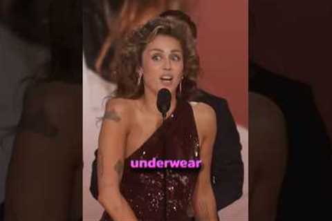 Miley Cyrus forget her underwear at the Grammy’s 😂