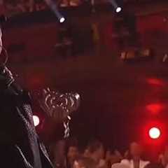 When Rihanna received “Best fan army” award 😍🥰 RihannaNavi what’s up? #rihanna