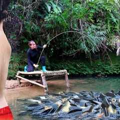 How to Catch Stream Fish. Big Fish Trap, Primitive Fishing. Survival Skills