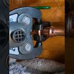 Repairing a split copper water line 💦 #plumbing #plumber #asmr #diy