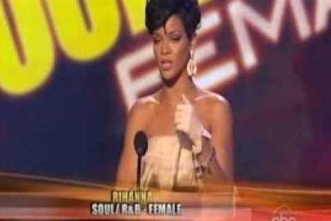 Rihanna Wins Award @ AMA 2008