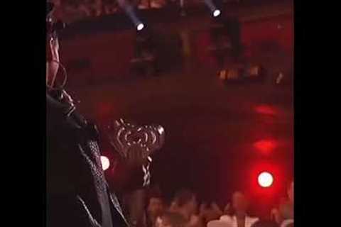 When Rihanna received “Best fan army” award 😍🥰 RihannaNavi what’s up? #rihanna