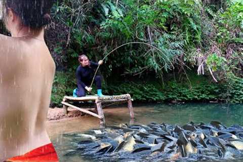 How to Catch Stream Fish. Big Fish Trap, Primitive Fishing. Survival Skills