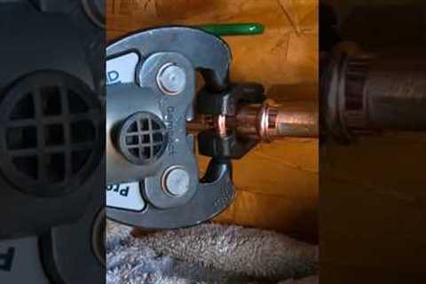 Repairing a split copper water line 💦 #plumbing #plumber #asmr #diy