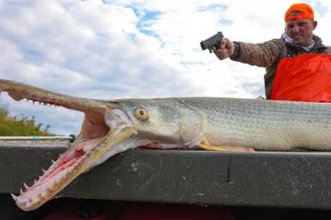 It Took 3 Shots to get this Fish in the boat! {Catch Clean Cook} Alligator Gar Taste Test