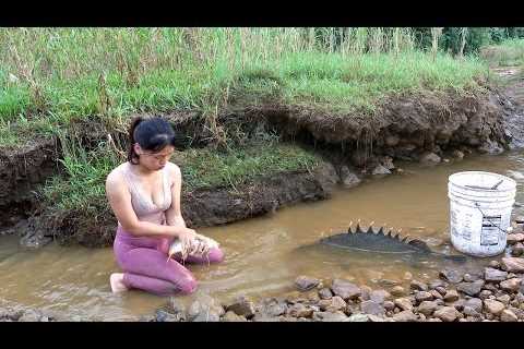 Girl uses bamboo cage and net to catch fish, How To Catch Fish In The Wild, Bushcraft Survival
