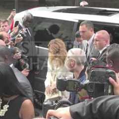 Rihanna gets booed as she arrives at the 2013 Chanel Haute Couture show in Paris