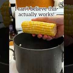 🌽 We love this simple and quick technique for making corn on the cob! #corn #easyrecipes #hack