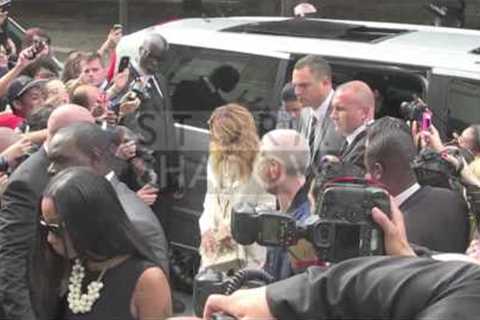 Rihanna gets booed as she arrives at the 2013 Chanel Haute Couture show in Paris