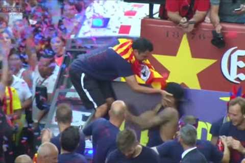 Xavi shoves Neymar during Barcelona Champions League parade
