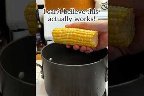 🌽 We love this simple and quick technique for making corn on the cob! #corn #easyrecipes #hack