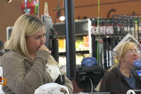 Caught on camera: Grocery store shoppers get a surprise