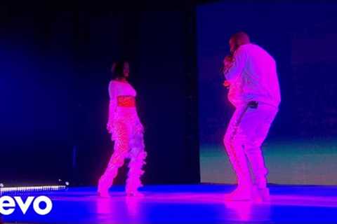 Rihanna - Work - Live at The BRIT Awards 2016 ft. Drake