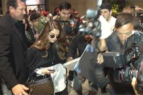 Selena Gomez Craziness At The Airport