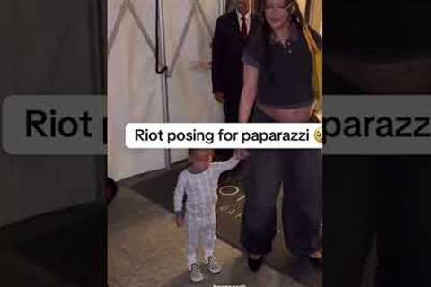 #Rihanna and son Riot posing for paparazzi 💥
