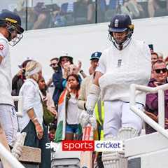 Chris Woakes walks out to bat with his arm in a sling 😱