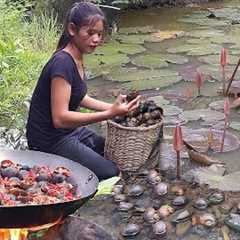Survival in forest, catch fish and Pick water lily, Fish soup tasty for dinner, Catch and cook snail