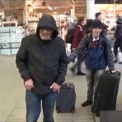 POOR OLD MAN PLAYS AMAZING EXCITING PIANO IN MALL