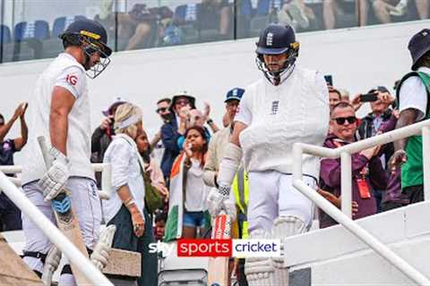 Chris Woakes walks out to bat with his arm in a sling 😱