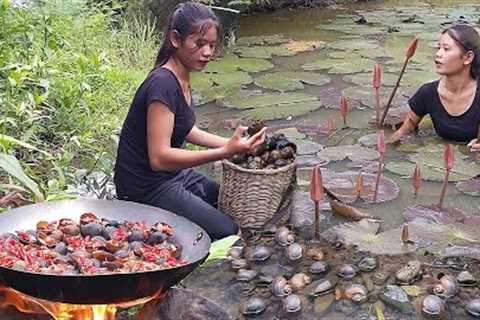 Survival in forest, catch fish and Pick water lily, Fish soup tasty for dinner, Catch and cook snail