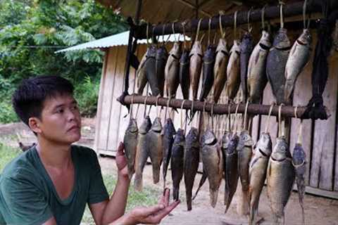 survival in the wild, hunting fish in streams after rainy days, preserving fish by smoking