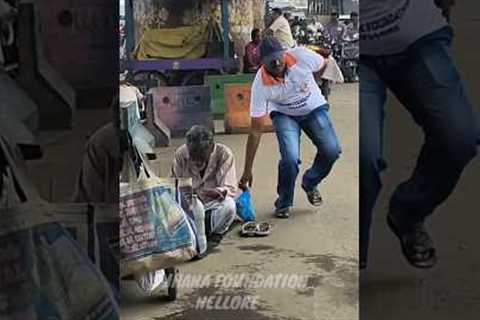Giving Food To Poor People | Helping Poor People | Poor People Help Video | Helping Video #shorts