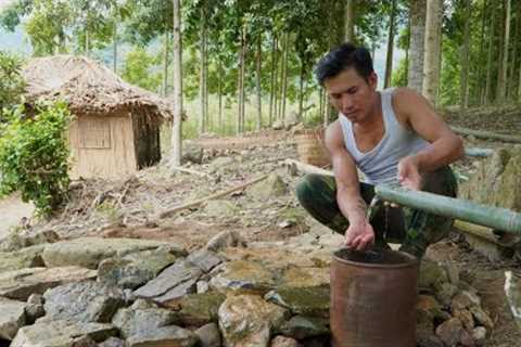 Survival skills: CEO uses bamboo tubes to carry water for daily use in the forest shelter