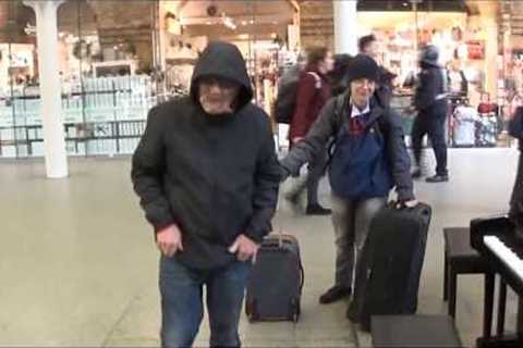 POOR OLD MAN PLAYS AMAZING EXCITING PIANO IN MALL