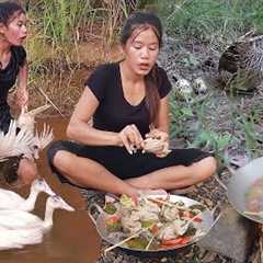 Survival skills, Catch quail in forest Quail soup chili for jungle food, Duck spicy cooking tasty