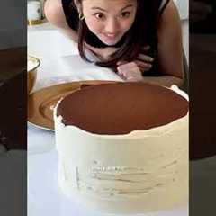 decorating a gold cake for cake picnic #baking