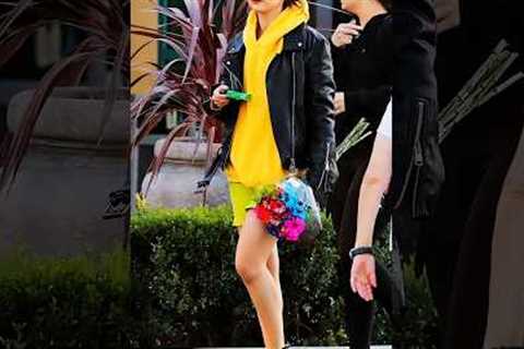 Selena Gomez While Hanging Out In Studio City, CA 11.6.2019🌞💛 #selenagomez #selenator #paparazzi