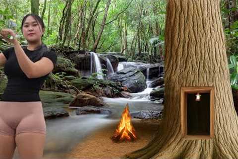Building a Warm and Survival Shelter Inside a Giant Tree. Solo Bushcraft