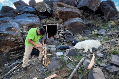 Basic survival skills in the wilderness: building a shelter in mountain | bushcraft skills
