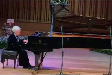 100-yr-old pianist plays Mazurka by Chopin