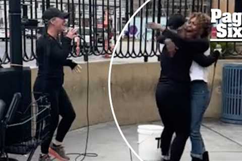 Kelly Clarkson shocks Vegas street performer: ‘No clue’ who I was
