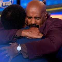 Steve Harvey stops show for very special moment. (UNCUT)
