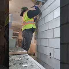 Laying Top Course Corner Block Cut around Rebar Plumbing ans Level #masonrywork