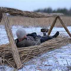 Winter Survival Challenge: Building a Shelter For a Freezing Night, No Sleeping Bag